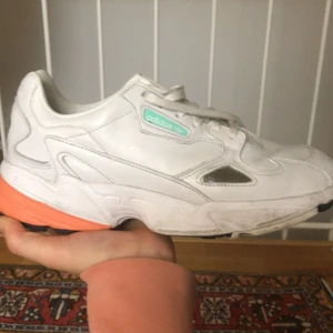 Adidas Falcons - Snygga sneakers köpta för cirka ett år sedan. Använda men i mycket bra skick. Storlek 40,5 men skulle säga att de passar storlek 40 också.