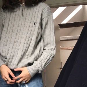 Ralph Lauren grå kabelstickad tröja✨ - Säljer brorsans knappt använda tröja, sjukt mysig för höst & vinter, kabelstickad, grå och i storlek m (se bild för hur den sitter på min med en vanligtvis small/medium) 