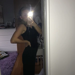 Fest outfit - Ett par mörk gröna kostym byxor från Lindex i storlek 34 och ett fint linne, med urringning, perfekt till festligheter, köpt på Gina tricot. Endast använt plaggen en gång.     Linne: 120kr.   Byxor:  100kr.   Tsm: 170kr