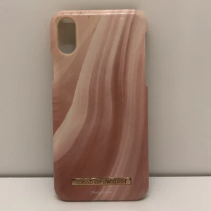 Mobilskal  - Skal till iPhone X från Ideal of Sweden. Lite småskador i vänster hörn (bild 2). Nypris 399kr.