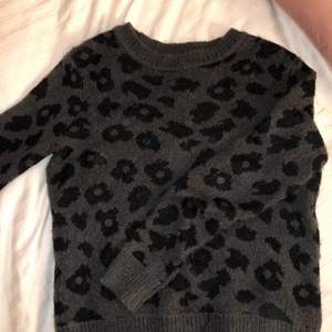 Fin tröja med leopardmönster från Åhléns i bra skick:) 