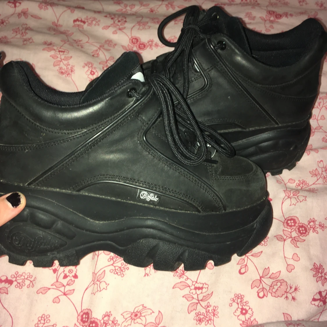 svarta buffalo sneakers - 90