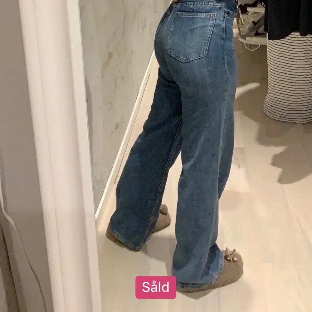 Säljer dessa jätte fina jeans från hm. Köpt här på plick, känner nu att de inte kommer till användning. Original pris 400kr. Frakt runt 50kr💕💕 OBS: lånad bild. Pris kan diskuteras . Jeans & Byxor.