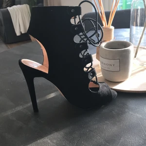 Svarta klackskor öppen tå - Klackskor med snörning & öppen tå, perfekt skick! Aldrig använda. Storlek 38! Köparen står för frakten ⭐️