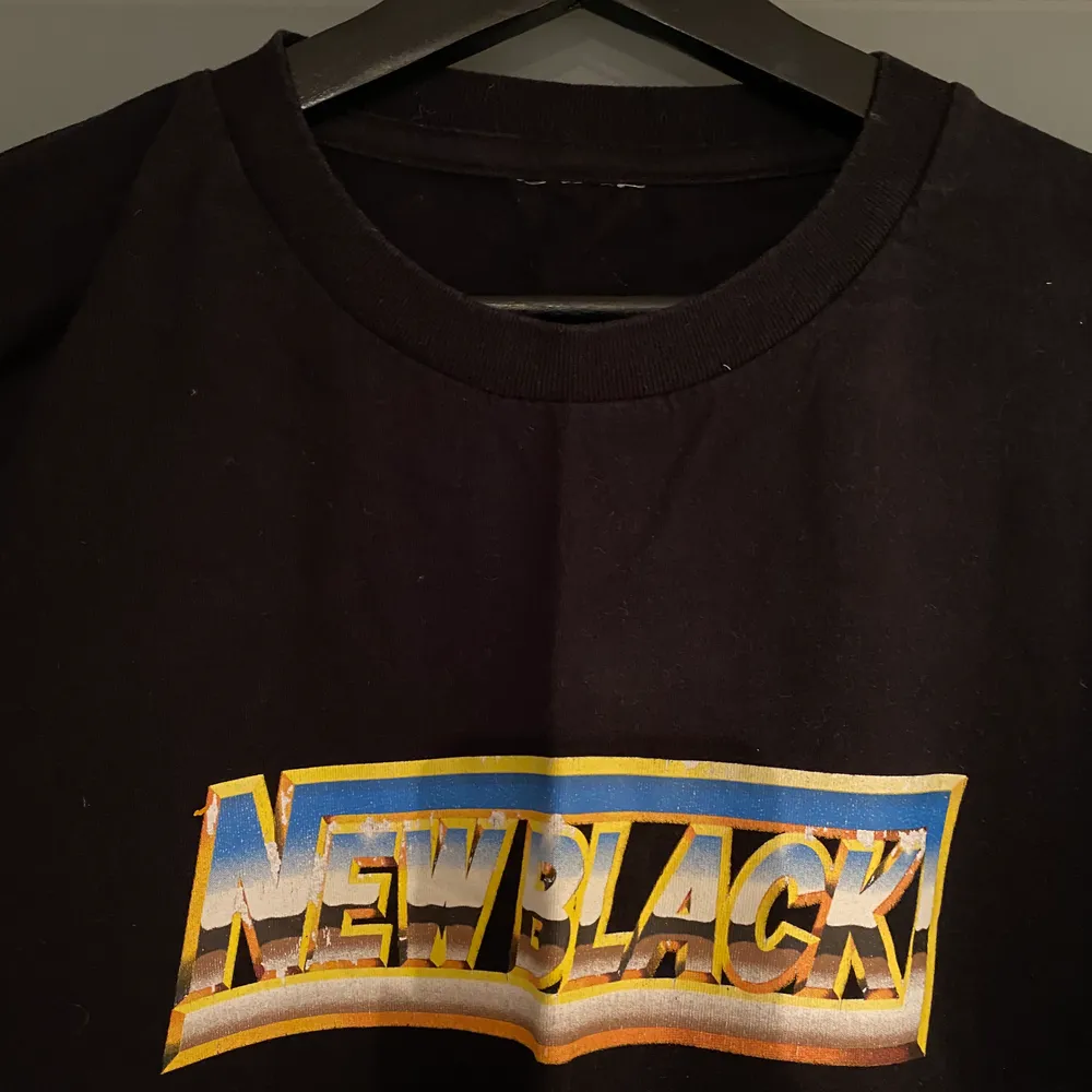 Långärmad tröja från New Black. Använd en gång och klippt av lappen i nacken. Storlek M.. T-shirts.