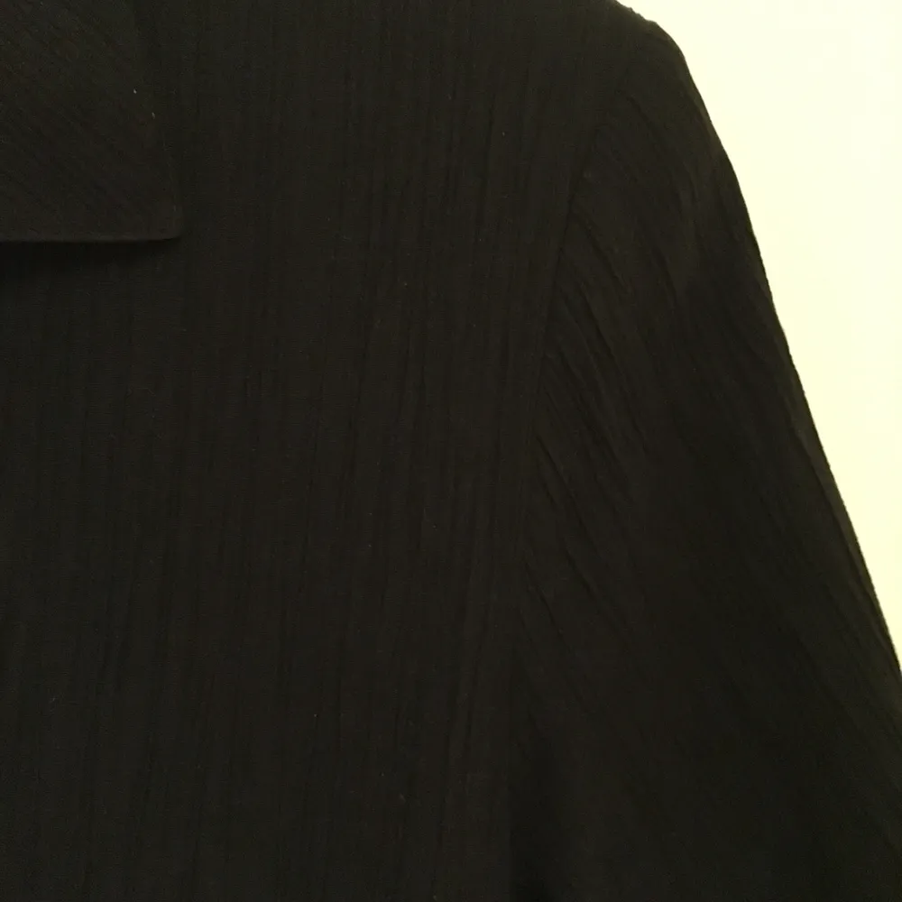Superfin svart kortärmad skjorta/blus med veckad struktur på tyget. Polyester-/bomullsblandning och i fint skick, köpt second hand. Storlek 14, men uppskattar till en S. . Blusar.
