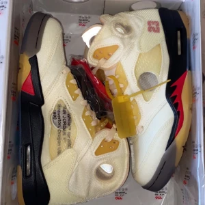 Jordan 5 x OFF-WHITE SAIL - Jordan 5 retro OFF-WHITE SAIL  Size 8,5 (42) Brand new  Pris :4900kr