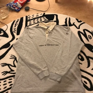 Grå långärmad t-stort med krage  - Grå oversize långärmad t-shirt! Köparen betalar frakt! Tar Swish 