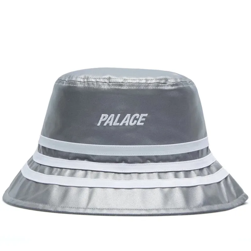 Palace x Adidas bucket hat i mint condition. Stormed s/m och i reflexmaterial. Gjordes i Limited edition så ganska omöjlig att hitta längre. . Accessoarer.