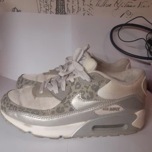 Grymt coola Nike Air Max 90 - Svincoola och unika skor, har aldrig sett någon med likadana. Nypris ligger mellan 1 600 - 1 800. Stl 39 Men dock något små, säljer då de tyvärr inte kommer till användning för mig längre. 