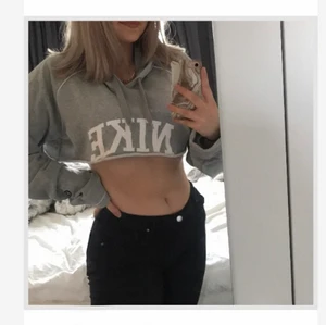 Nike hoodie  -   En Nike hoodie som klippts av, skit snygg men passar nog någon har lite kortare överkropp än mig😅 dkitsnygg o ha om man tex ska träna 
