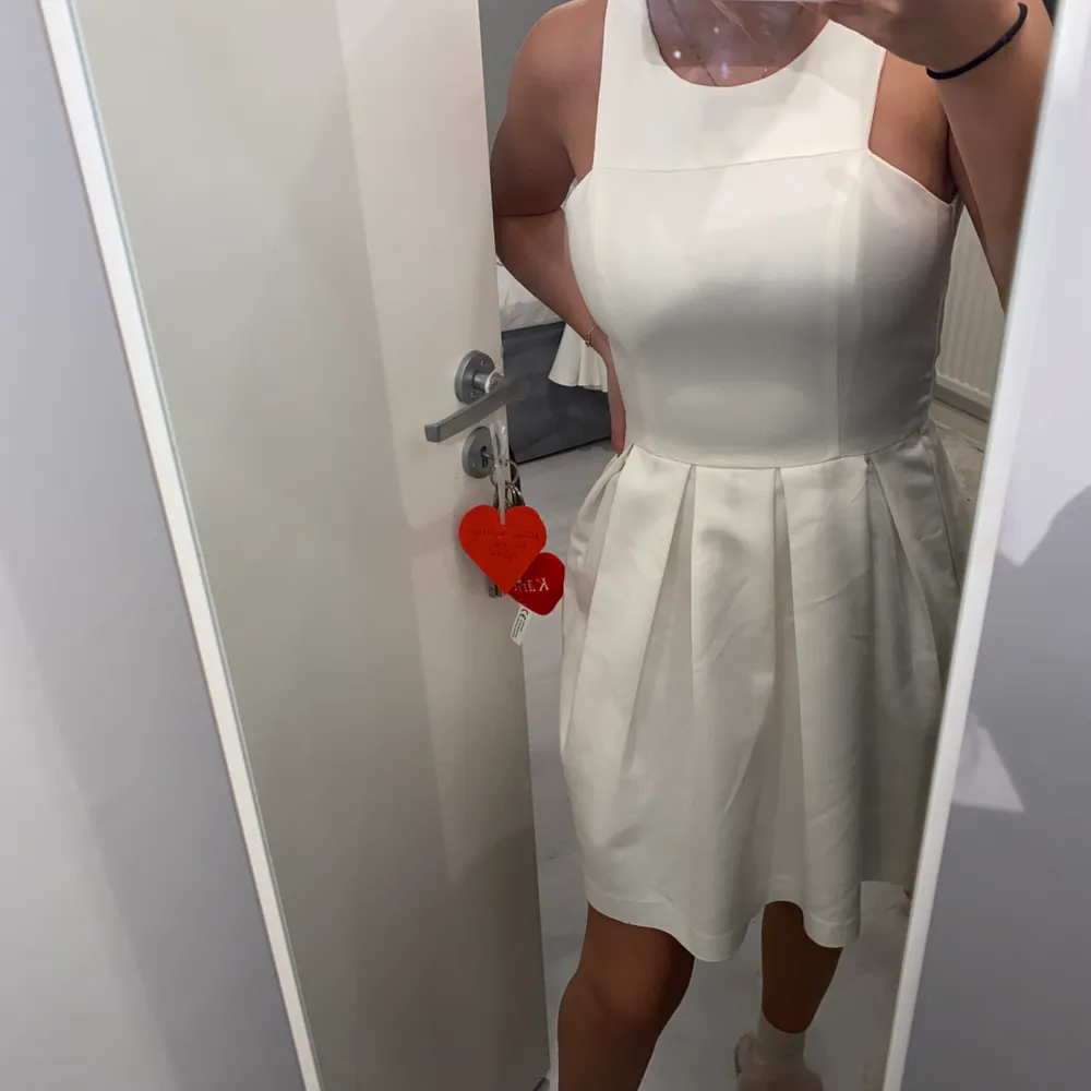 Söt vit klänning igen Gina Tricot i storlek 34, använd ett par gånger men är i bra sick. . Klänningar.