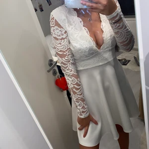 Vit klänning  - En super fin vit klänning med spets på ärmarna, använd en gång men är för v-ringad för min smak. Den är i storlek S ifrån Nelly.