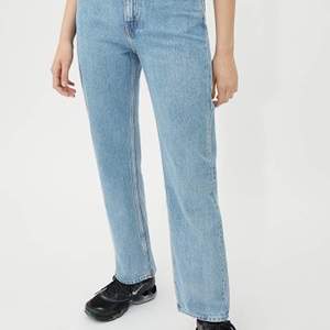 Helt nya jeans från Weekday! Modell: Voyage Hight Straight Jeans Storlek: 31 (passar mig som har 29-30 i jeans och S/M) Skick: Helt nya, avklippt prislapp Nypris: 500kr