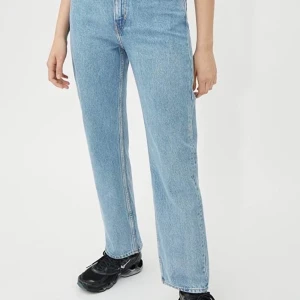 Helt Nya Weekday Jeans - Helt nya jeans från Weekday! Modell: Voyage Hight Straight Jeans Storlek: 31 (passar mig som har 29-30 i jeans och S/M) Skick: Helt nya, avklippt prislapp Nypris: 500kr