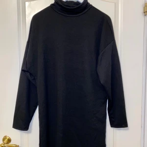 Svart höstig långklänning  - Perfekt till hösten. En långärmad klänning med polokrage. Snygg och enkel. Storlek xs/s.