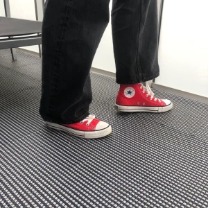 Röda converse - Röda Converse i bra skick, säljer då jag har mycket skor. Köparen står för frakten☺️ köpta för 700kr