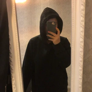 weekday svart hoodie med tryck - säljer min svarta hoodie pga ingen användning. Från weekday och köpte den för 1 år sen för 400-500kr           det är en lite större modell för jag ville ha den som en oversized. priset kan diskuteras på hoodien