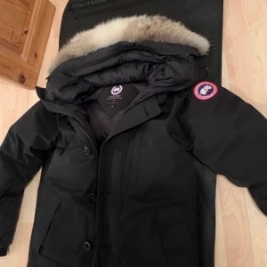Canada goose chateau parka (äkta) str s - Skick 8/10 Köpt November 2019 från Johnells för 9699kr. Kvitto finns