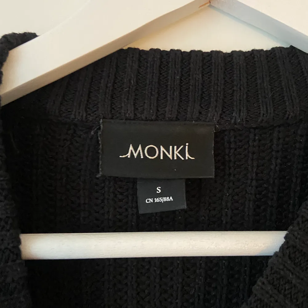 Svart stickad tröja från Monki i en croppad modell Superskön, lite tjockare i materialet. Frakt tillkommer 🥰💖. Stickat.