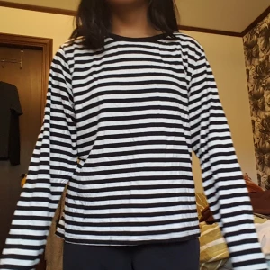 Randig långärmad t shirt  - Rolig långärmad t shirt med ränder. I super bra skick och inga fel alls. Använder bara inte längre :( köpt i storlek M för en större passform. Jag är vanligen xs.