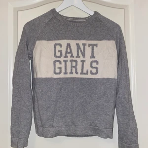 Stickad gant tröja - Grå stickad gant tröja med vit text. Storlek Xs. Aldrig använd. 