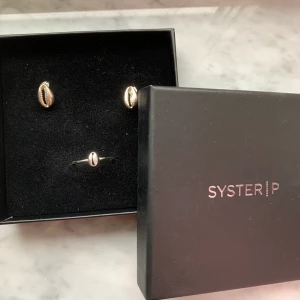 Äkta silver snäckörhängen+ring - Säljer detta såå fina setet med snäckörhängen och en ring i äkta silver från Syster P! Helt oanvända💓💓