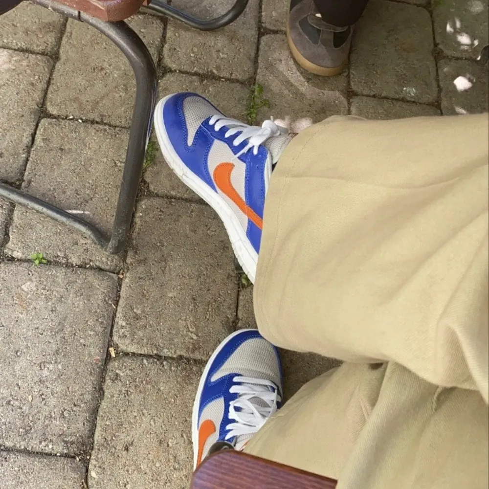 Så otroligt snygga dunks! Har inte använt dom så mycket köpte dom nya på Depop modellen heter ”Nike dunk SB low pro New York kicks royal blue”. Bra skick o modellen är från 2003 o köpa då vilket jag tycker är asballt och det var helt nya när jag köpte de! 1000kr i storlek 36.5 😍 i mycket bra skick!Väldigt rare mycket bra pris!. Skor.