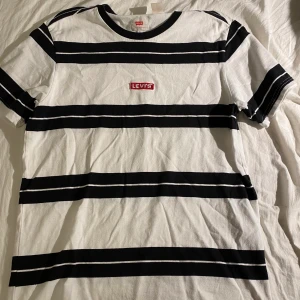 randig levis tshirt  - randig levis tshirt i lite tjockare tyg. tröjan sitter lite oversized men inte jätte. den är storlek S. köparen står för frakt 