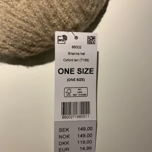 Beige mössa från Gina - Säljer en superfin beige mössa från Gina Tricot som är helt slutsåld på nätet. Helt oanvänd och ny och lappen sitter kvar! Säljer pga fick hem flera exemplar. Buda privat eller i kommentarerna och budet börjar på 100kr. Köparen står för frakten (: