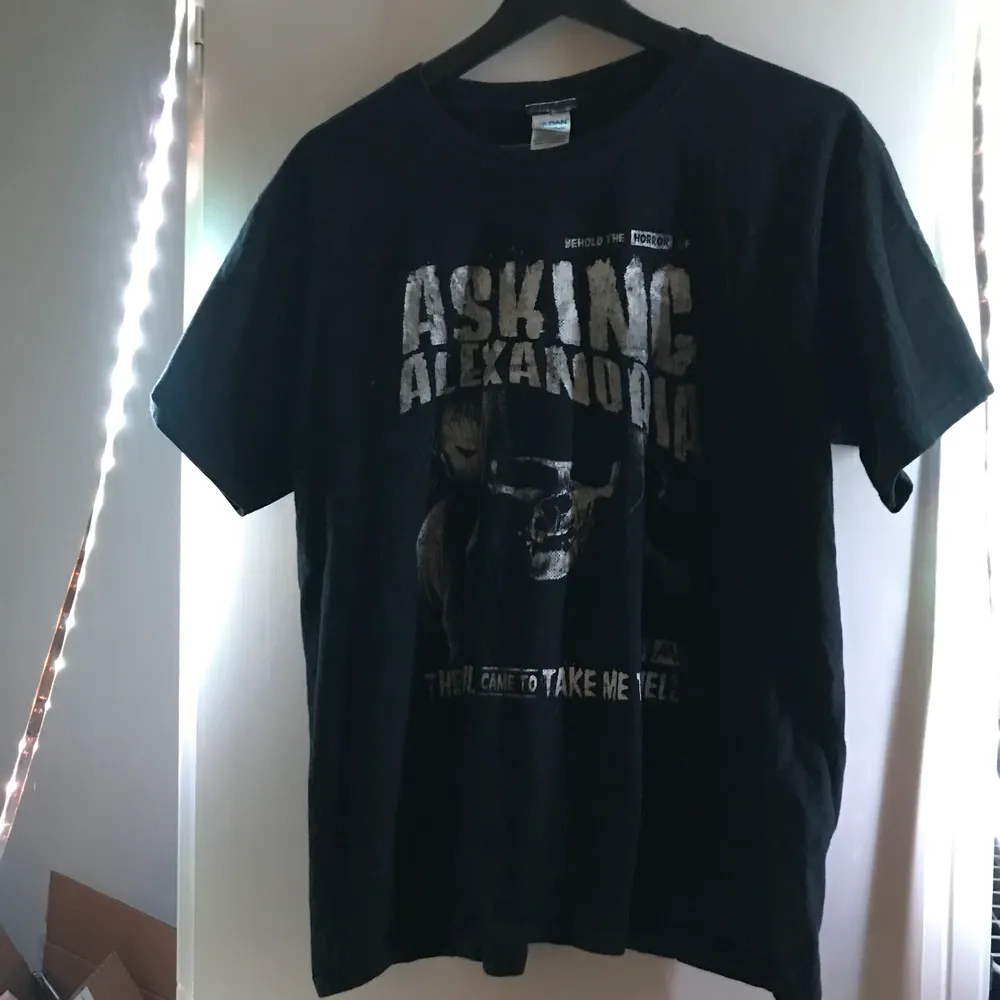 Asking Alexandria merch, väldigt använd men väldigt fint skick! Det är en L men den har krympt i tvätten så det är mer en M! Köparen står för frakt och har du frågor meddela mig! . T-shirts.