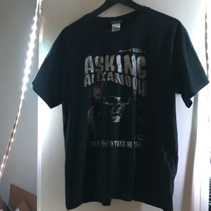 T-shirt - Asking Alexandria merch, väldigt använd men väldigt fint skick! Det är en L men den har krympt i tvätten så det är mer en M! Köparen står för frakt och har du frågor meddela mig! 