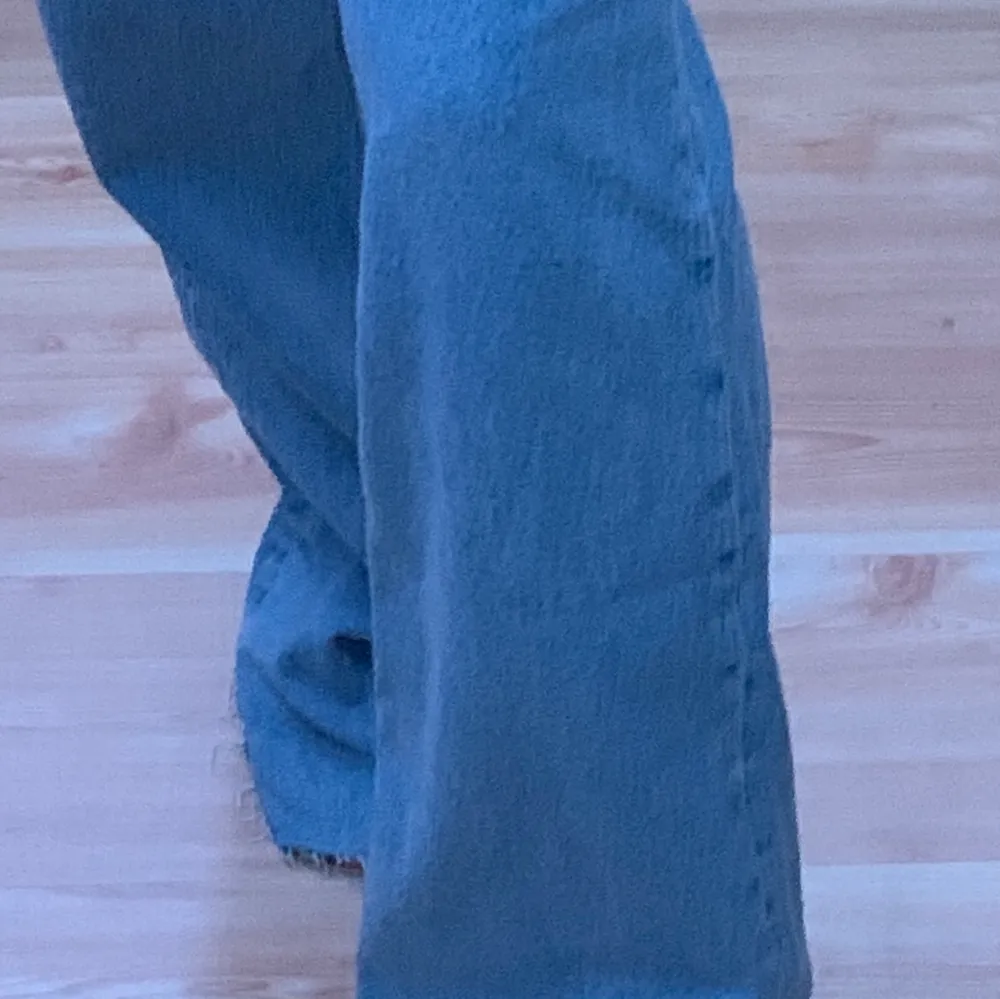 säljer dessa populära, helt nya jeans från zara i strl 38 för att de är en aning stora på mig i midjan. dessa jeans är gjorda för att man ska kunna klippa dem till önskad längd och det är därför de är så långa :) buda privat från 200kr (+frakt)! ❣️ bud ligger på 280 just nu! (avslutas söndag kväll kl 19). Jeans & Byxor.