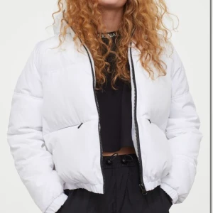 Vit pufferjacka från hm - Jättefin jacka från hm som är perfekt för vintern. Säljer pga felköp. Nästan nyskick.