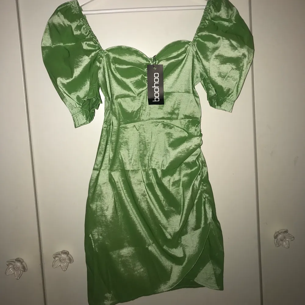 Oanvänd grön klänning från Boohoo. Färgen är mer som på första bilden. Storlek 34 men den är i ett ganska stretchigt material. Köparen står för frakt 💫. Klänningar.