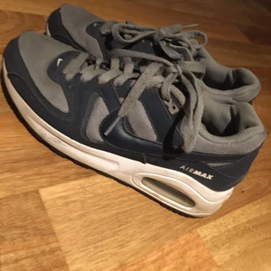 Nike Air Max - Köpte i Tyskland för en tusenlapp ungefär, använda lite i 2017 sedan har dom bara stått och skräpat. KONTAKTA 0703858969 om du vill köpa