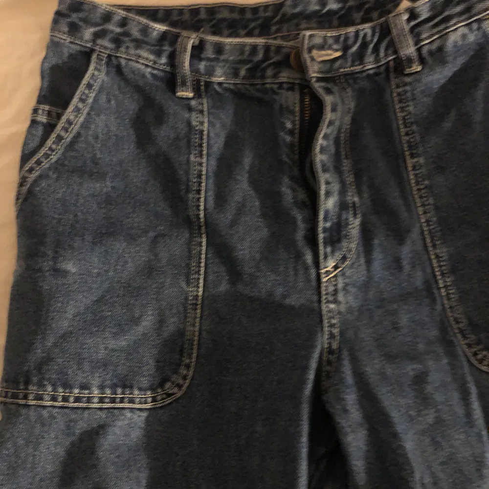 Super fina rio byxor från monki super bekväma och fina säljs pga att dom blivit för små. Storleken är 29 i tumm och det är ungefär 38 i storlek . Jeans & Byxor.