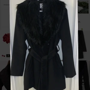 NY! Varm kappa med päls  - Strl 36. Passar både S/M . Använd 2 gånger från HM. Avtagbar päls. Väldigt varm kappa med bra kvalite.  Nypris: 699:-