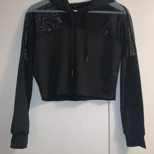 Svart tröja med transparent detalj  - Svart tröja med transparent detalj högst upp. Först till kvarn på alla plagg. Alla priser går att diskutera! 