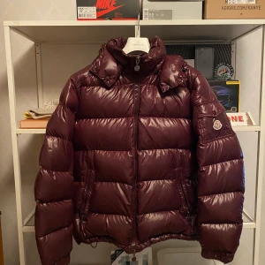 Moncler Maya Size 6 - Vin röd, storlek 6 (XXL) limmad cartoon annars super bra skick