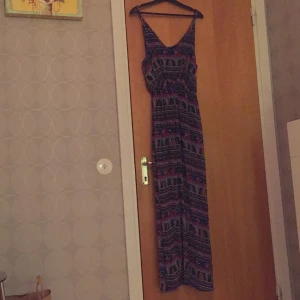  - En långklänning från bikbok, har öppet på ena sidan av benet, väldigt fin och färgglad! 
Swish går bra! :)