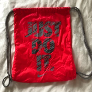 Gympapåse Nike - Orange/neonfärgad påse från Nike i fint skick! Frakt tillkommer✨