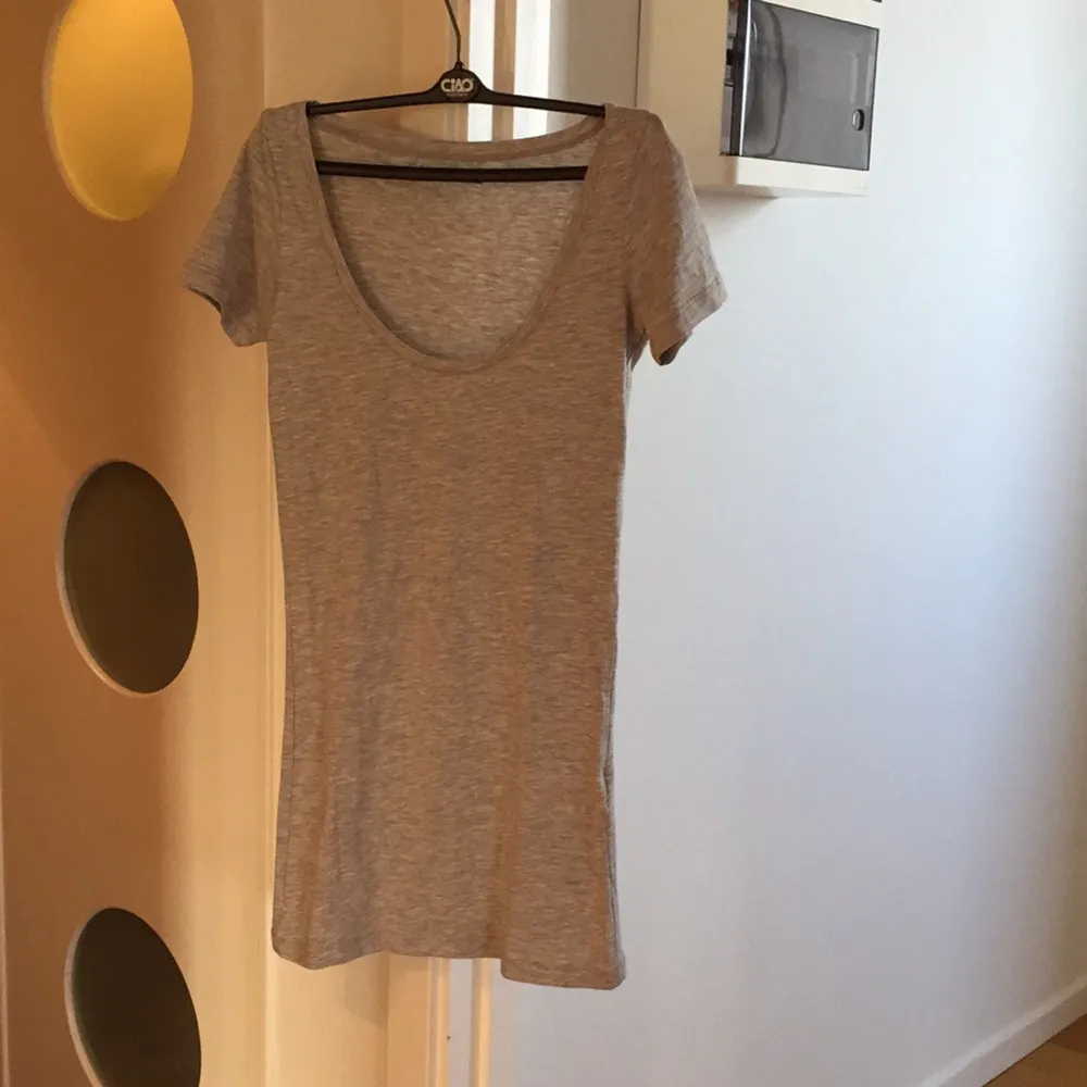 Basic grå t-shirt från Samsoe Samsoe. Aldrig använd. Nypris 299kr. Har den även i nougatbrun och marinblå. . T-shirts.