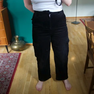 Weekday byxa Manchester Stl. 38 - Manchesterbyxa från weekday! Stl. 38. Jag säljer byxorna för att dom är lite för små för mig! Använd max 2 gånger. Köparen står för frakten 