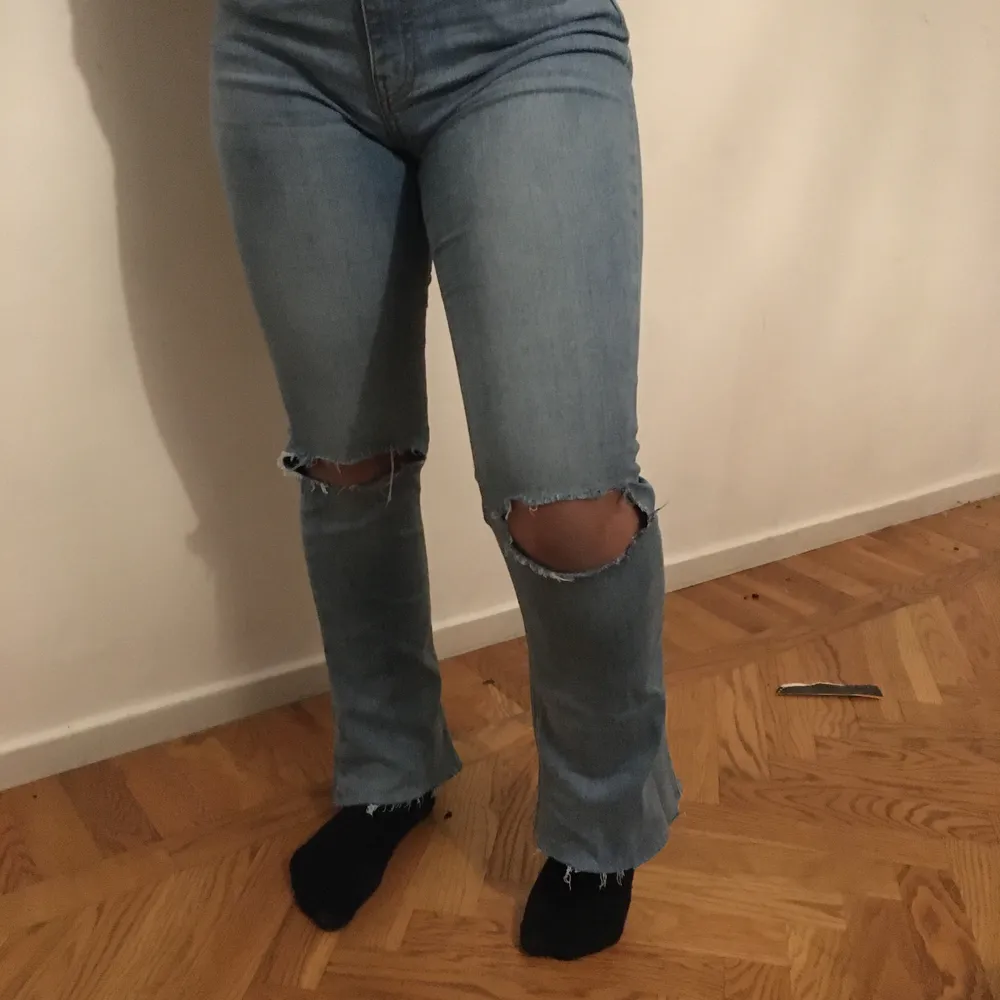 Jättefina bootcut jeans med hål, köpt av en annan tjej här på Plick. Passade mig inte som jag hade tänkt. De är väldigt korta, upptill 163-164 cm kan kanske ha dem, annars blir de för korta. Frakt tillkommer💓. Jeans & Byxor.