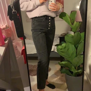 Svart gråa jeans - Säljer mina vintage fit high waist jeans från H&M. Köpte för ca 2 år sedan och använt några gånger. Dom är i bra skick o har inga tecken på att dom är använda. 75 kr. Möts helst upp i Göteborg men kan även frakta! (Är 1,69 m)