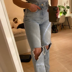 Gina Tricot 90’s high waist jeans - Säljer dem populära jeansen från Gina Tricot. Har ett par likadana så säljer dessa! Superfina och sitter som en smäck. Storlek 34 och säljer för 300 kronor eller högsta bud om flera är intresserade 🤎🤎✨💫 högsta bud: 330 kronor
