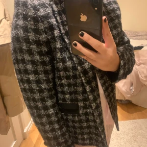 JACKA - Rutig jacka                                                                                      Använd 1 gång så väldigt bra skikt                                              Pris 250 kr inkl frakt                                                                     Hittar inte storleken men passa mig och jag har vanligtvis S