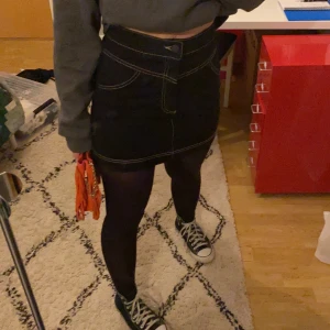 Svart jeanskjol  - Asfin kjol med vita sömmar från Zara! Tyvärr lite liten för mig💕💜