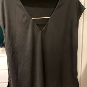 Storlek L/XL - Liten detalj vid brösten